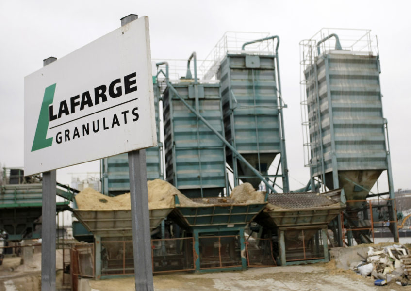 Cementföretaget Lafarge kan i dagarna komma att dömas för delaktighet i brott mot mänskligheten.