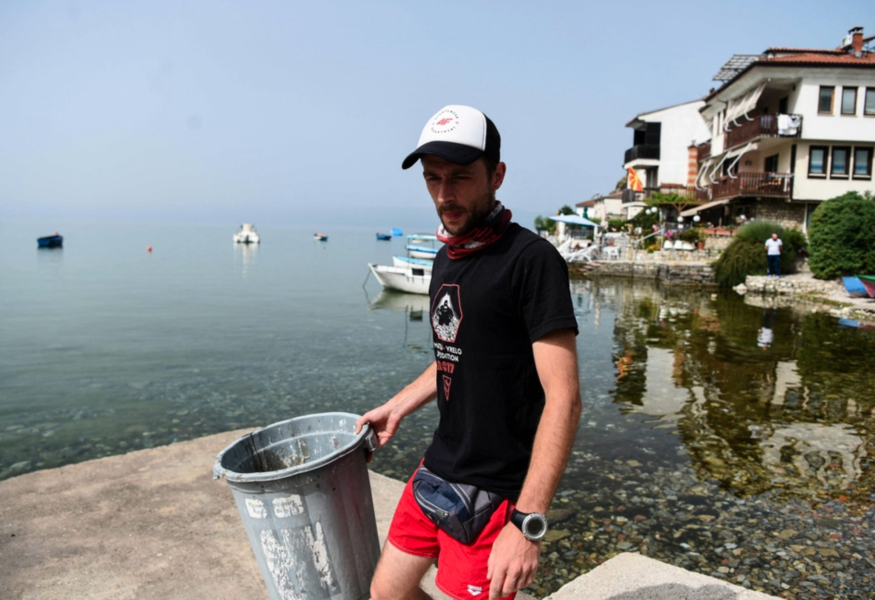 Dykaren och arkeologen Nikola Paskali samlar skräp från Ohridsjöns strand.