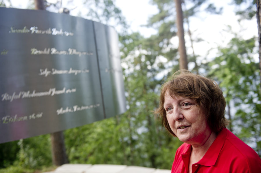 Lisbeth Kristine Røyneland vid minnesmärket på Utøya.