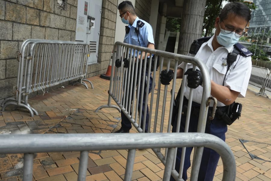 Polisen förbereder sig för Tong Ying-Kits ankomst till domstolen på fredagen.