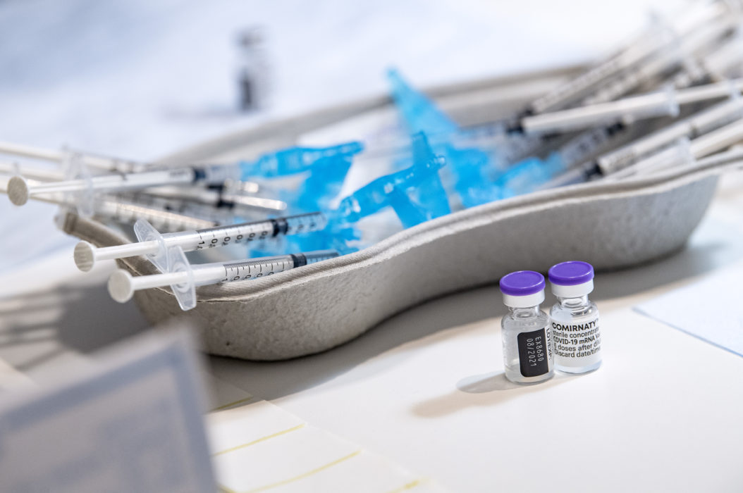 Foto: Unga visar ointresse inför vaccinet mot coronaviruset.