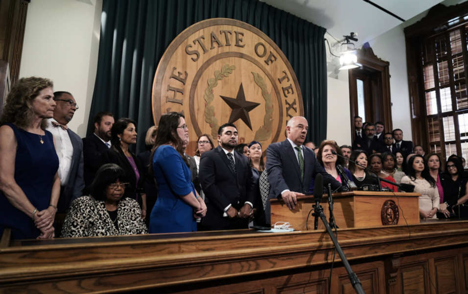 Chris Turner, demokratisk gruppledare i Texas representanthus, omgiven av sina partikamrater.