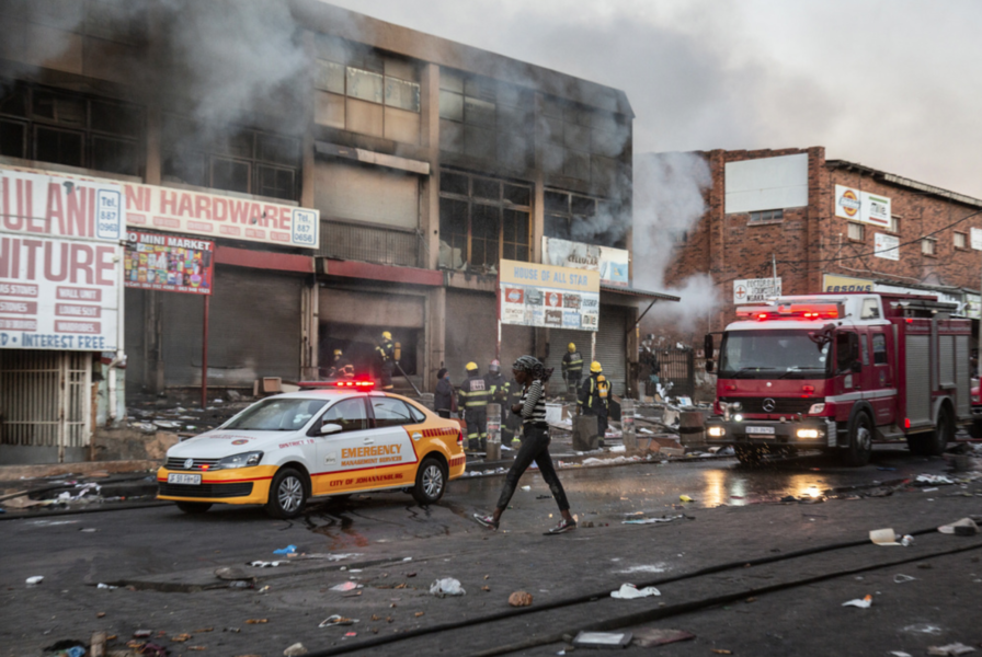 En plundrad butik brinner i stadsdelen Alexandra i Johannesburg.