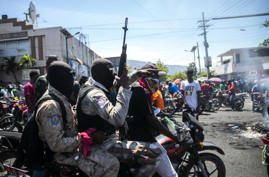 Beväpnade och maskerade polismän under en protest som genomfördes av en missnöjd avdelning av den haitiska polisen.