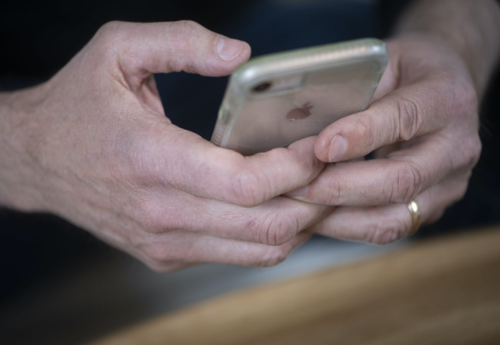 Informationen om positioner och rörelser kommer från appar i mobiltelefonerna.