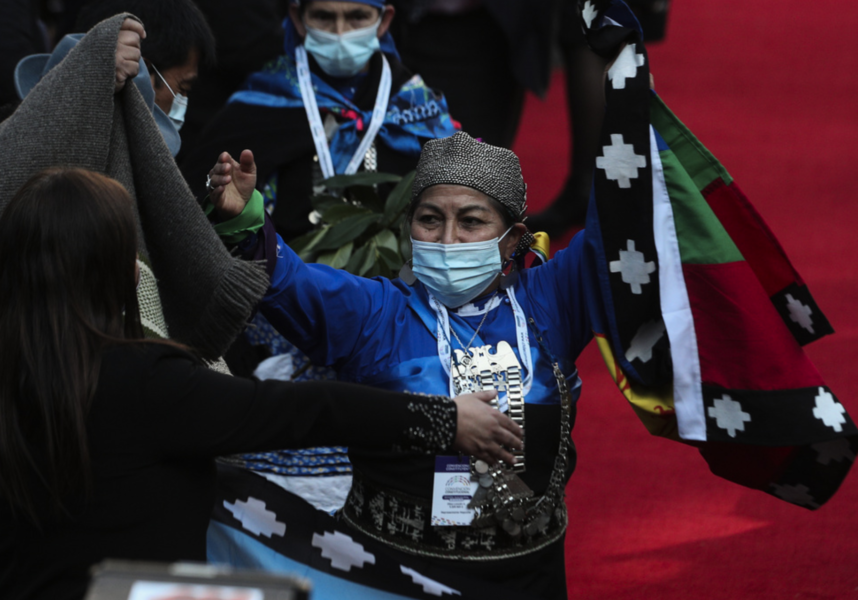Lingvisten och politikern Elisa Loncon, som tillhör Chiles ursprungsbefolkning mapuche, gör en segergest sedan hon valts att leda arbetet med att skriva landets nya grundlag.