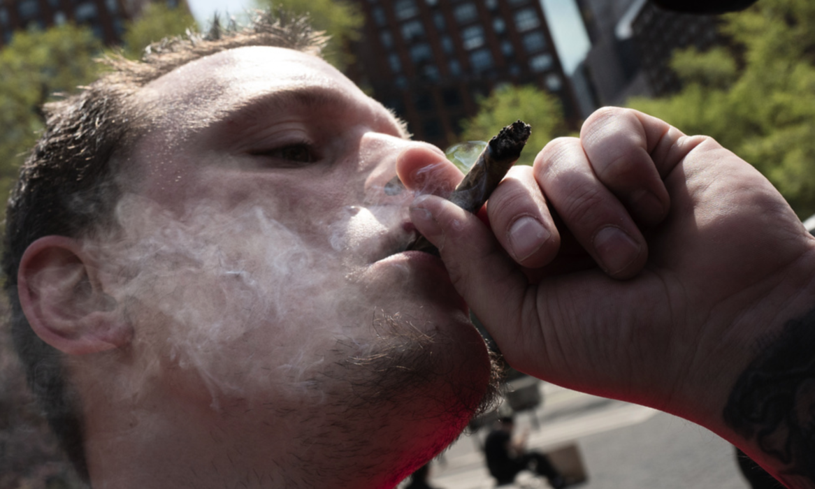 I vissa delstater, som New York där bilden togs, är det redan tillåtet att bruka cannabis i rekreationssyfte.