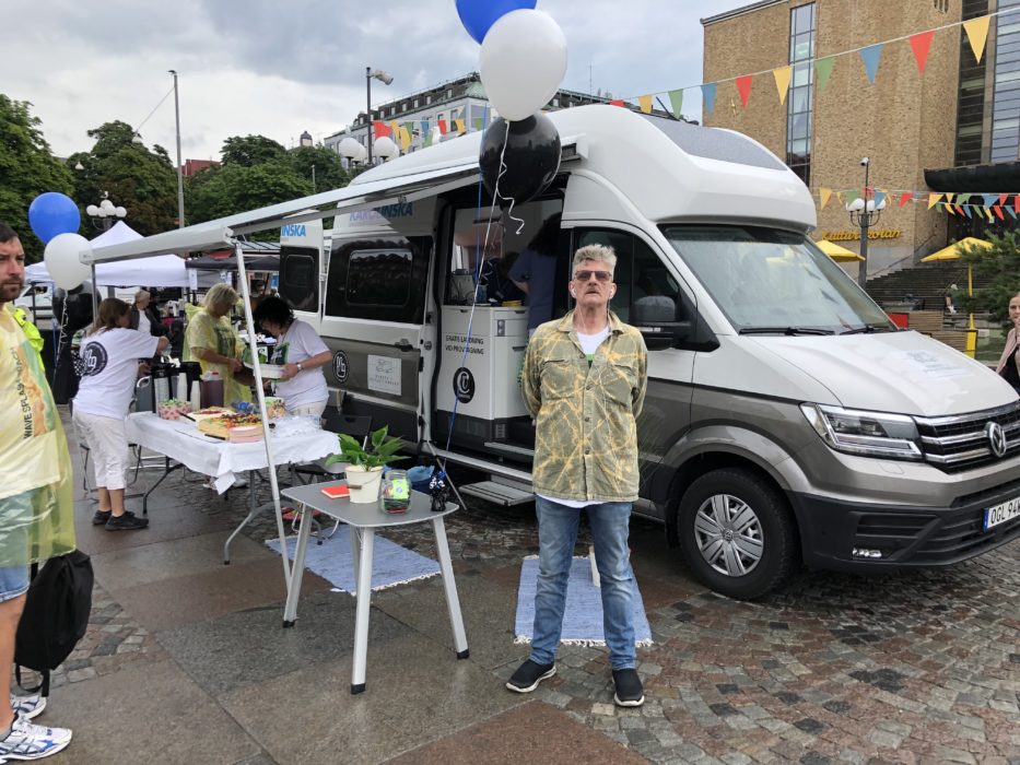 Brukarföreningens Niklas Eklund på Medborgarplatsen den första dagen med hepatitbussen.
