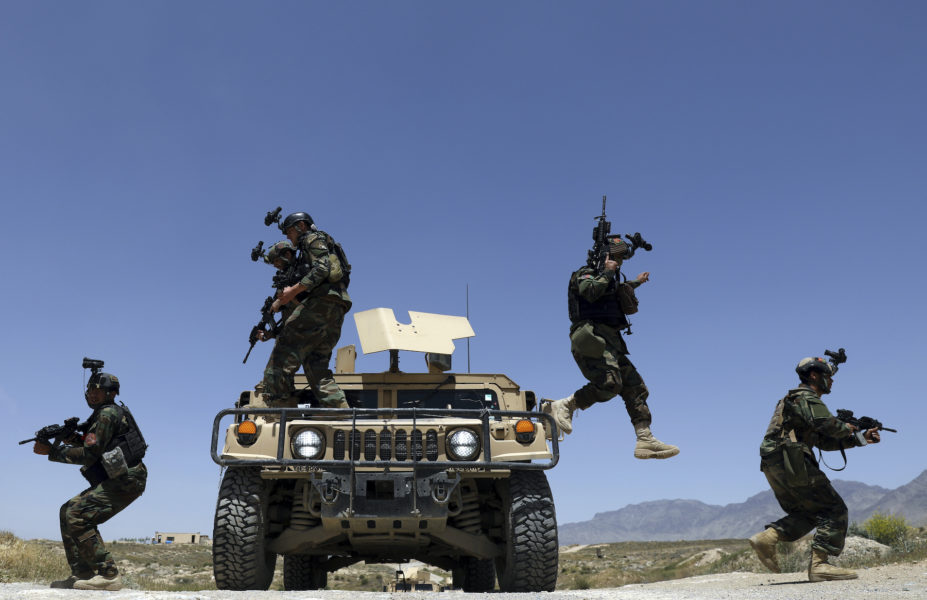 Afghanska soldater på patrull utanför Kabul.