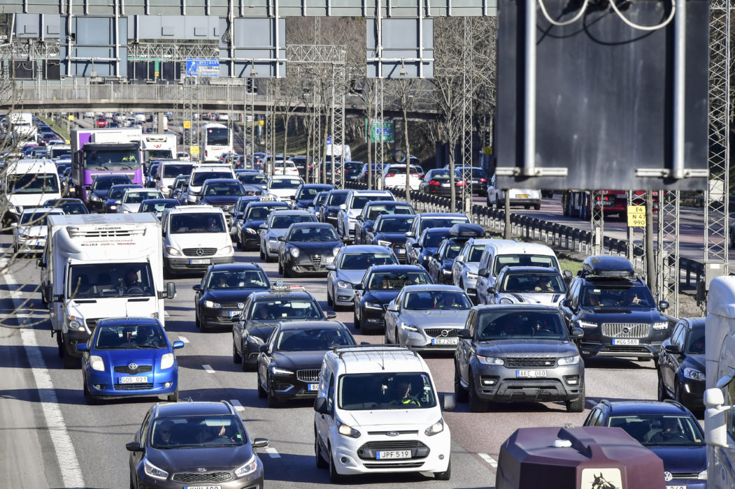 Bilavgaser bidrar till försurning av miljön.