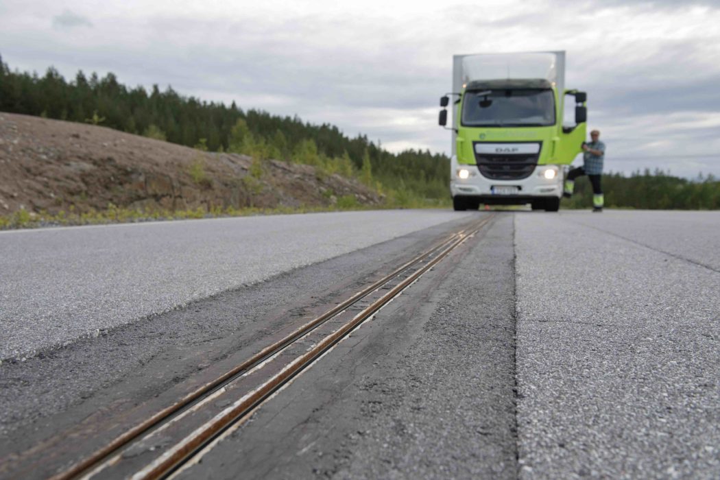 Det pågår flera projekt med elvägar i Sverige som använder olika typer av teknik.