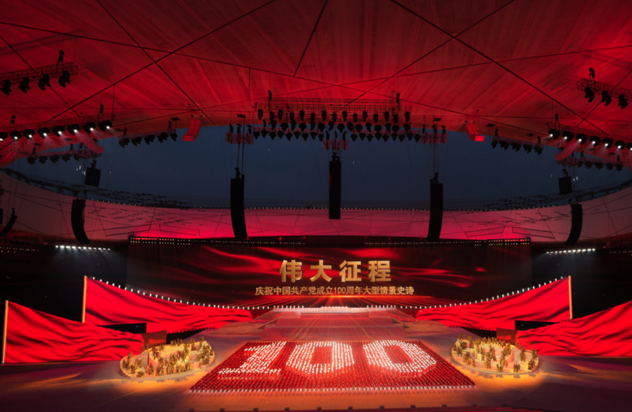 En mänsklig formation av siffran 100 – det kinesiska kommunistpartiets ålder – vid en galaföreställning i Peking inför jubileumsfirandet i veckan.