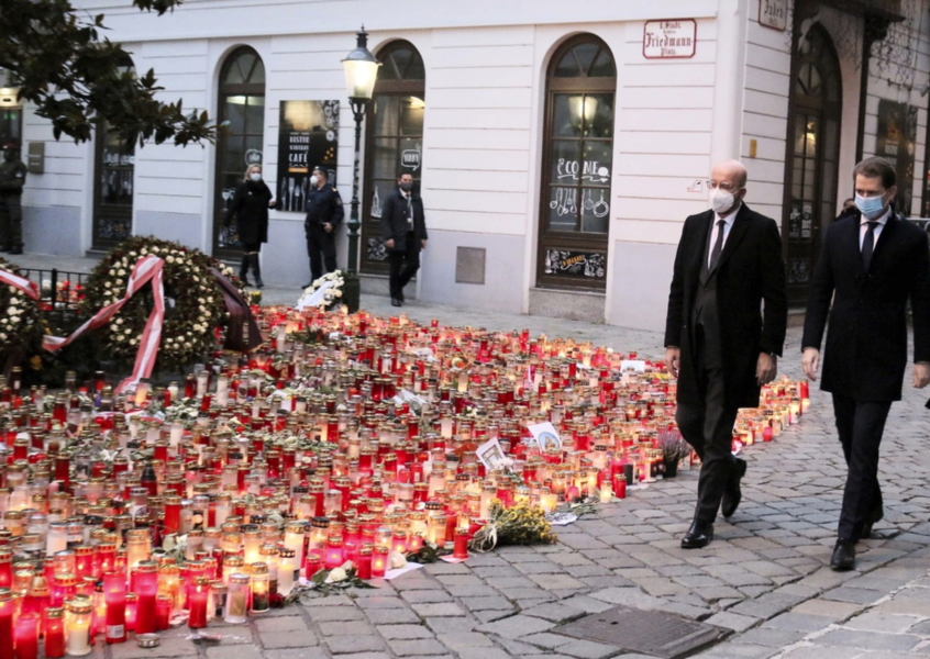 Österrikes förbundskansler Sebastian Kurz, till höger, krävde nya terrorlagar efter dådet i november förra året.