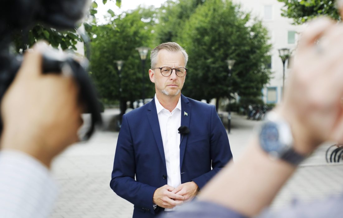 Inrikesminister Mikael Damberg möter pressen efter att två barn skottskadats i Huddinge söder om Stockholm.