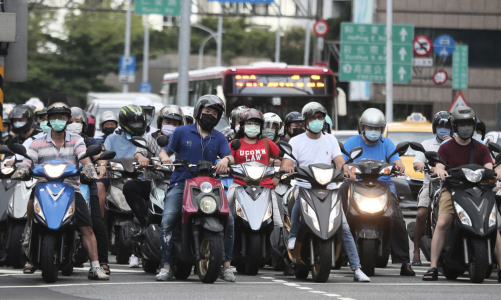 Trafikanter med munskydd i Taiwan tidigare i veckan.