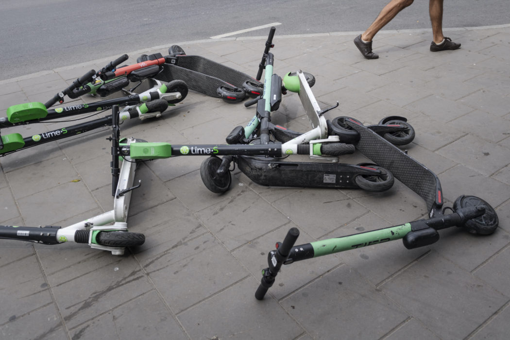 Elsparkcyklar på en trottoar i Stockholms innerstad.