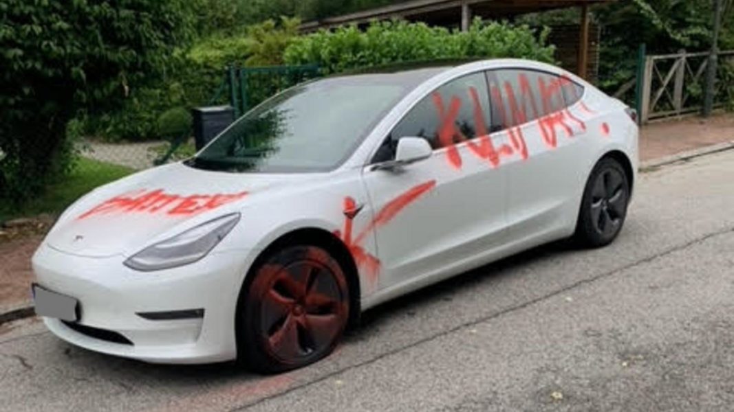 En av bilarna som vandaliserades var en Tesla.