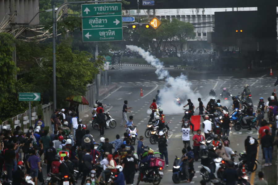 Kravallpolis skjuter tårgas mot regeringskritiska demonstranter under en protest i Bangkok i lördags.