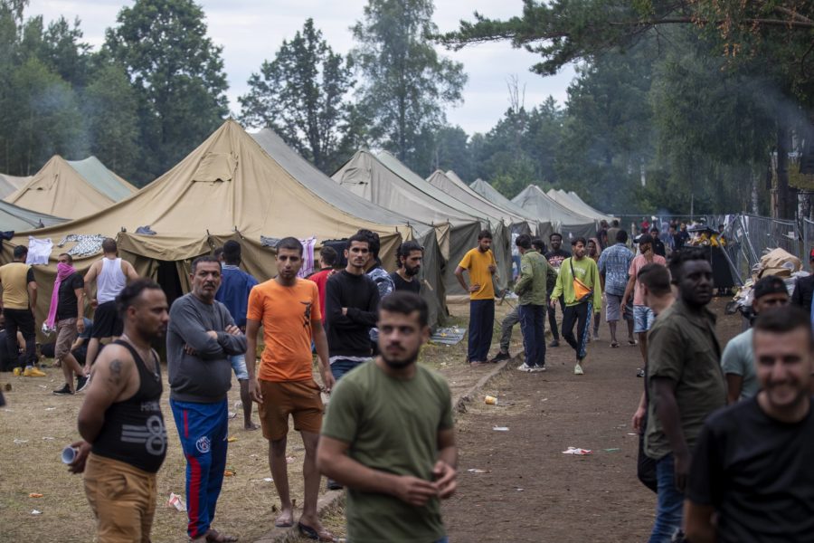 Migranter vid ett nybyggt flyktingläger i Litauen, nära gränsen till Belarus.