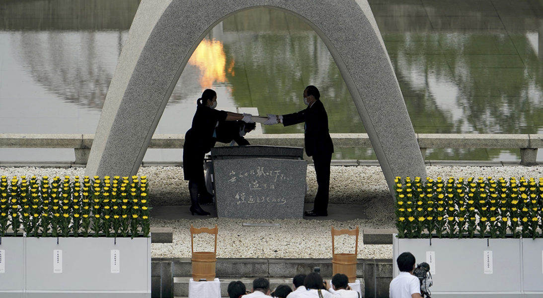 På årsdagen av atombomben i Hiroshima den 6 augusti 1945 hålls en ceremoni i Fredsminnesparken.