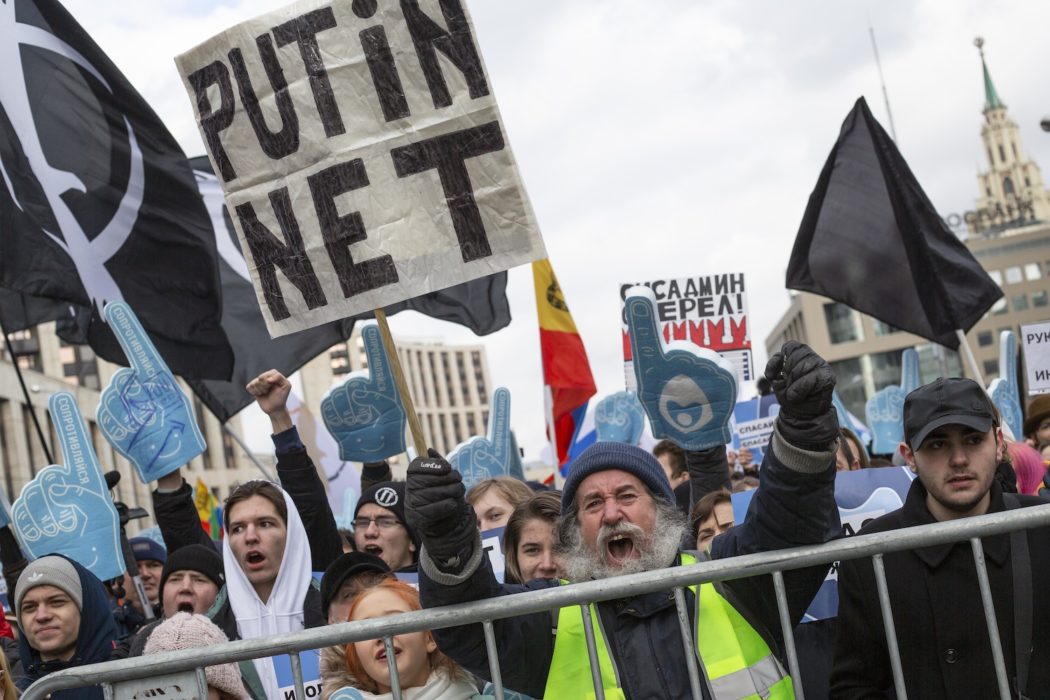 Demonstranter i Moskva protesterar mot en internetlag som de befarar kommer leda till ökad censur på internet.