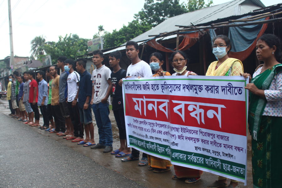 Lokala ursprungsbefolkningar genomför en manifestation med krav på att deras markrättigheter slås fast i distriktet Tangail i Bangladesh.