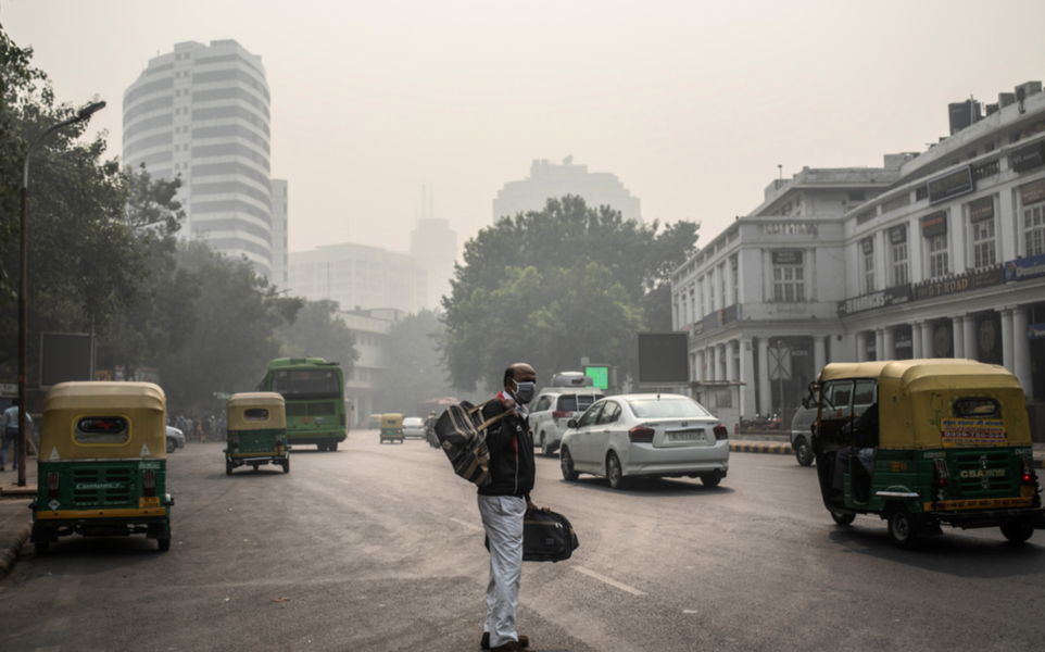 En man väntar på skjuts i Delhi, en av världens mest förorenade städer.