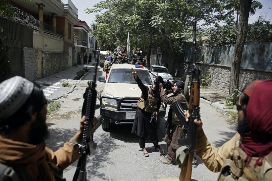 Patrullerande talibaner i huvudstaden Kabul under torsdagen.
