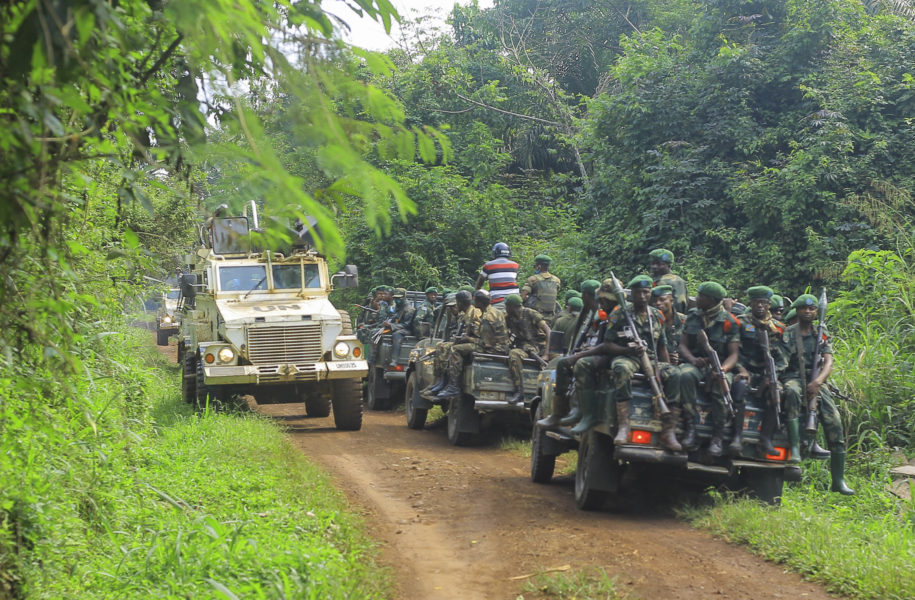 Kongolesiska soldater patrullerar tillsammans med FN-soldater i det oroliga norra Kongo-Kinshasa.