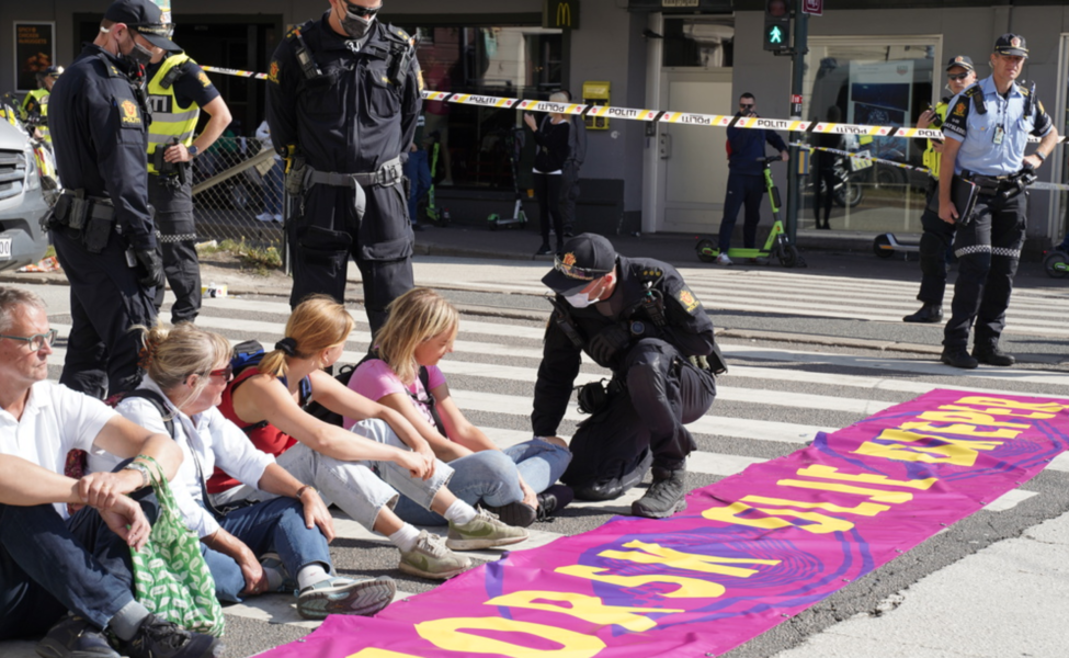 Polisen pratar med Extinction Rebellions demonstranter i Oslo på måndagen.
