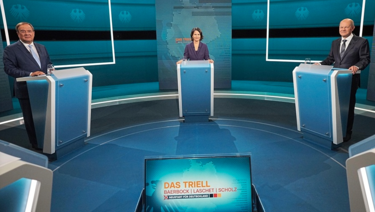 De tre kanslerkandidaterna Armin Laschet (CDU), Annalena Baerbock (De gröna) och Olaf Scholz (SPD) i studion i Berlin.