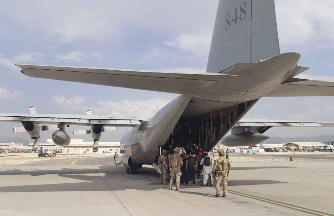 Människor på väg ombord på svenska Försvarsmaktens Hercules 848, under evakueringen från Kabuls flygplats.