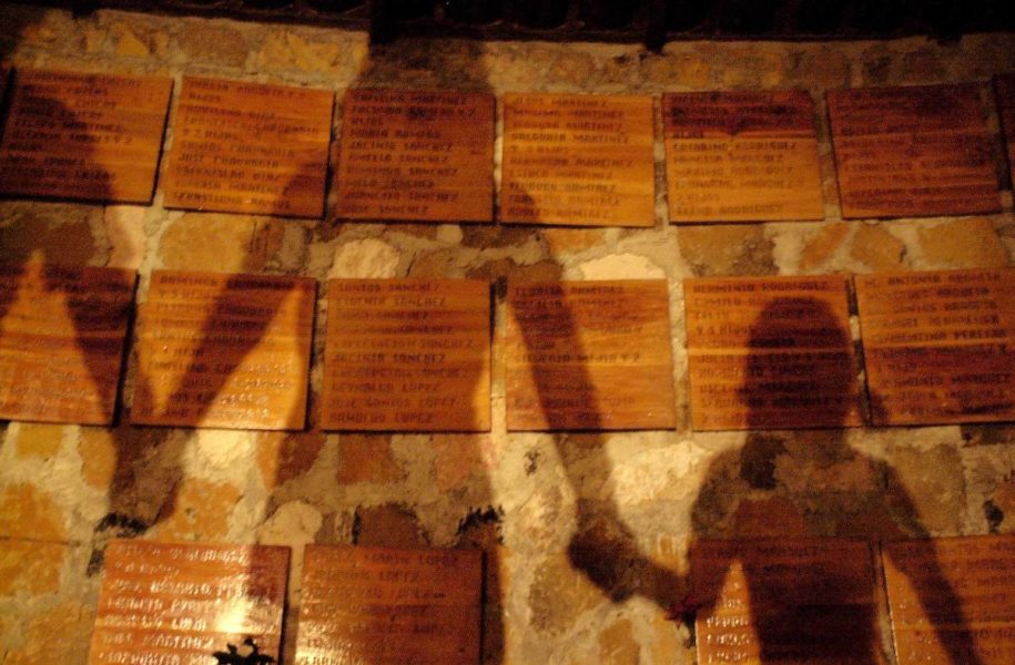 Skuggor av människor syns på monumentet tillägnat offren för massakern i El Mozote, som inträffade i El Salvador 1981.