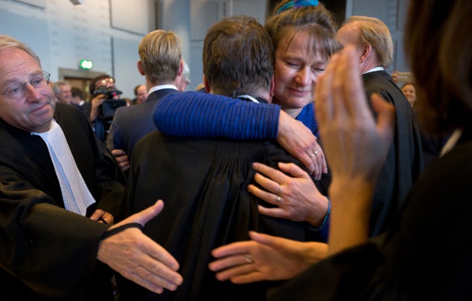 Handskakningar, glädje och omfamningar i domstolen i Haag när stiftelsen Urgenda vann en historisk stämning mot den Nederländska staten.