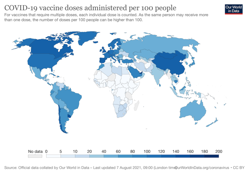 En ögonblicksbild från den 6 augusti över antalet vaccin per 100 personer i världens länder visar tydligt de stora skillnaderna i vaccinationstakt mellan rika och fattiga länder.