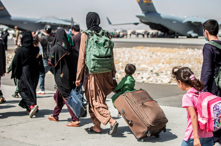 Familjer flygs ut från Kabuls flygplats.