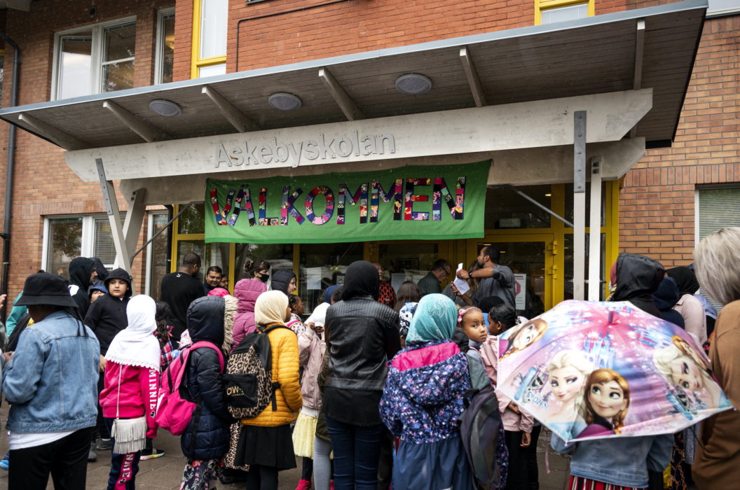 Elever och föräldrar anländer till skolgården på Askebyskolan i Rinkeby för den första skoldagen efter sommarlovet.