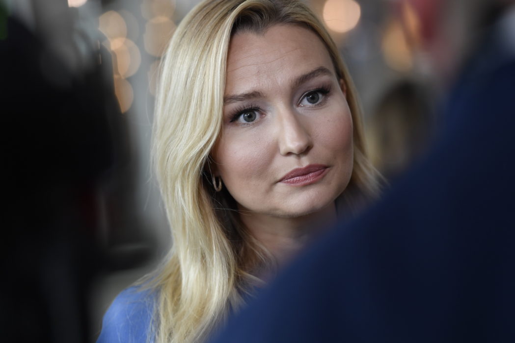 KD, med partiledaren Ebba Busch, vill skärpa straffen för vapenbrott.