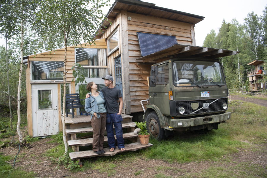 Eliza och David Roxendal bor i ett tiny house i Garpenberg i Dalarna.