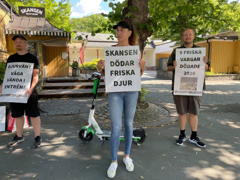 Djurrättsalliansens manifestation utanför Skansen entré i Stockholm.