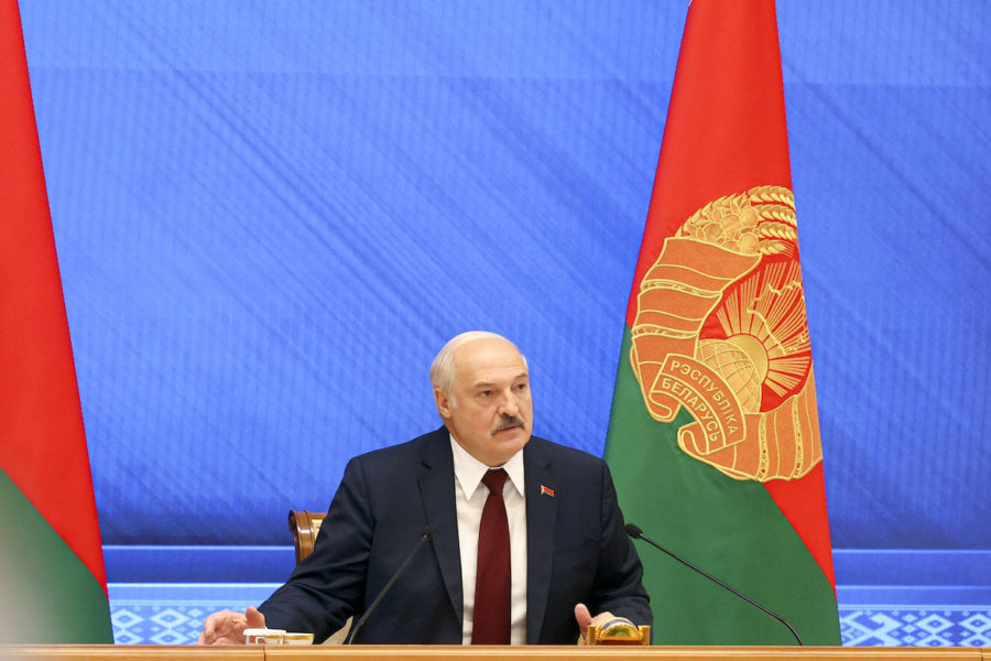 Belarus president Aleksandr Lukasjenko höll presskonferens på årsdagen av valet 2020.