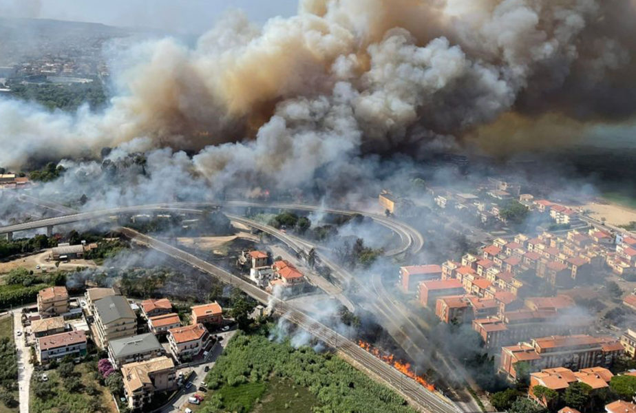 Ett flygfoto från Italiens brandmyndighet visar hur pinjeskogen brinner i Pescara på söndagen.