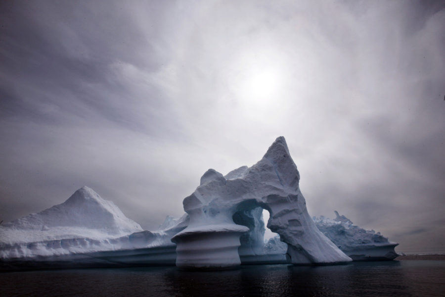 Under havsisen utanför Grönland förväntas stora naturtillgångar finnas redo att exploateras, men nu kommer ett stopp eftersom den grönländska regeringen vill prioritera miljö och klimat istället.