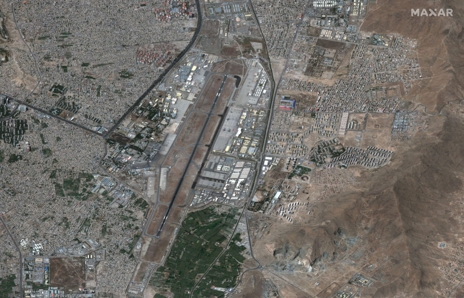 En satellitbild över Kabuls internationella flygplats, tagen dagen efter terrordådet.