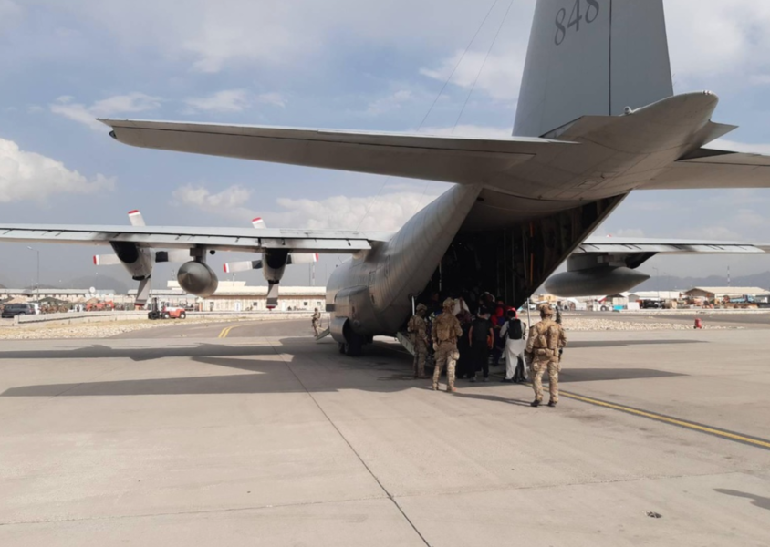 Svenska försvarsmaktens Hercules 848 på Kabuls flygplats.