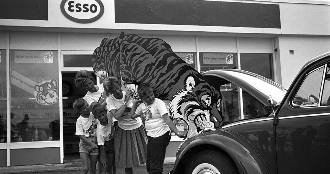 ”En tiger i tanken” kallade Esso sin nya bensin 1965, när bilden är tagen.
