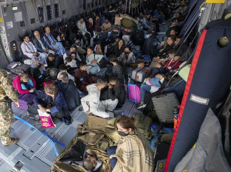 Tyska medborgare och lokalanställda afghaner väntar i ett tyskt militärflygplan på att bli evakuerade från Kabul.
