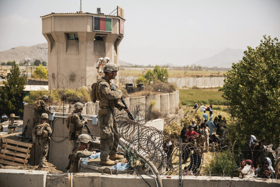 Marinsoldater från USA bevakar flygplatsområdet i Afghanistans huvudstad Kabul.