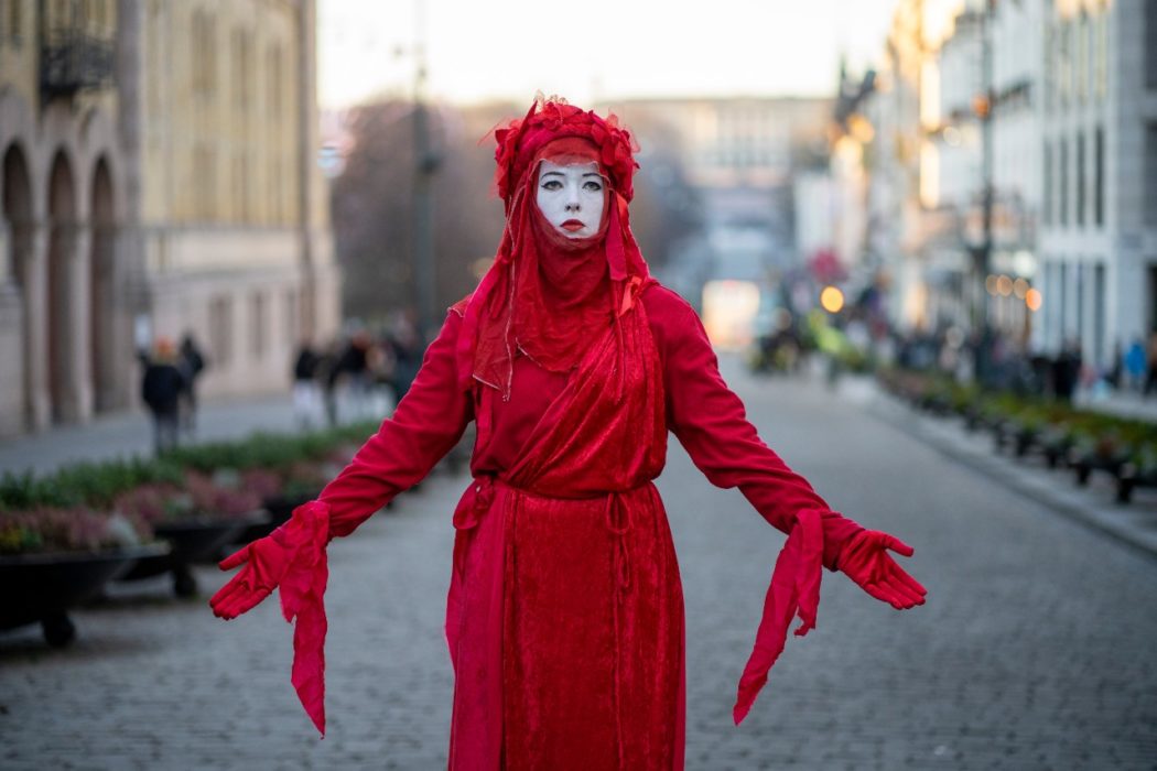 En Extinction rebellion-aktivist i samband med en aktion mot gröntvättning av modeindustrin.