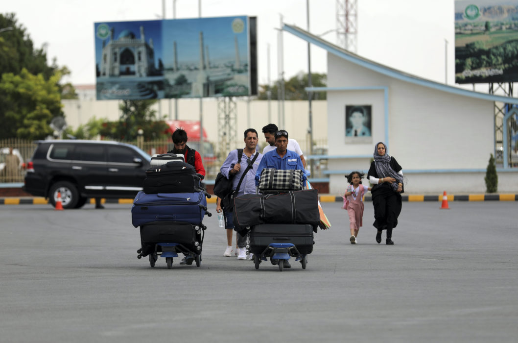 Passagerare vid Kabuls internationella flygplats i lördags.